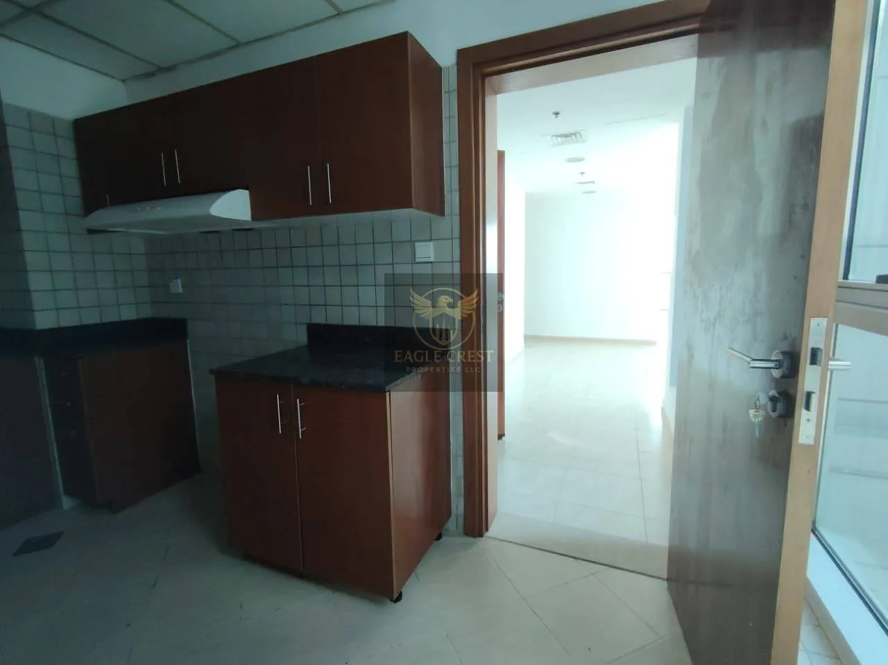 Vacant | Huge Layout | Well Maintained | w/Balcony, photo 10