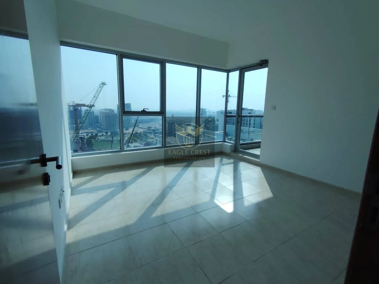 Vacant | Huge Layout | Well Maintained | w/Balcony, photo 5