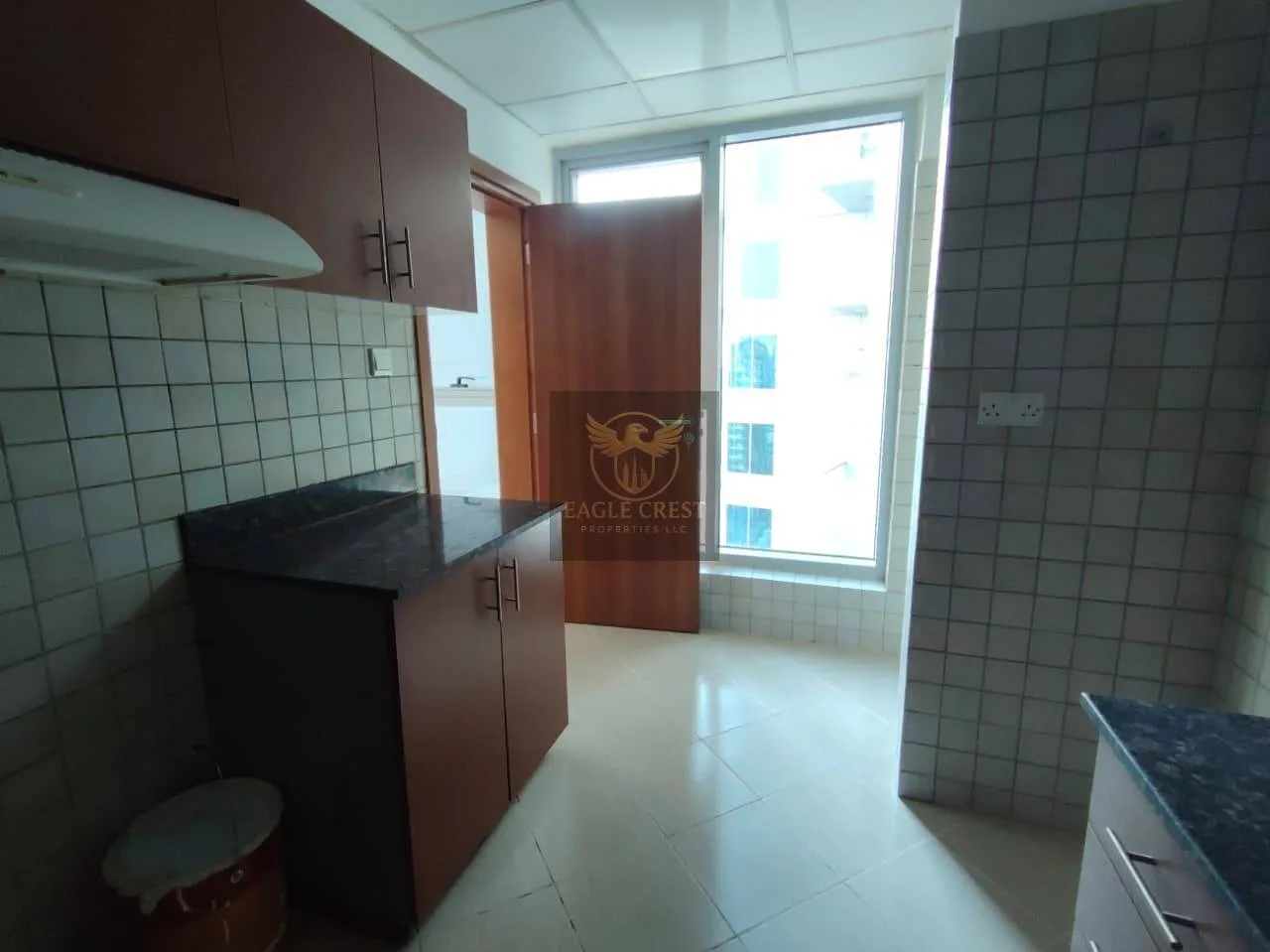 Vacant | Huge Layout | Well Maintained | w/Balcony, photo 12