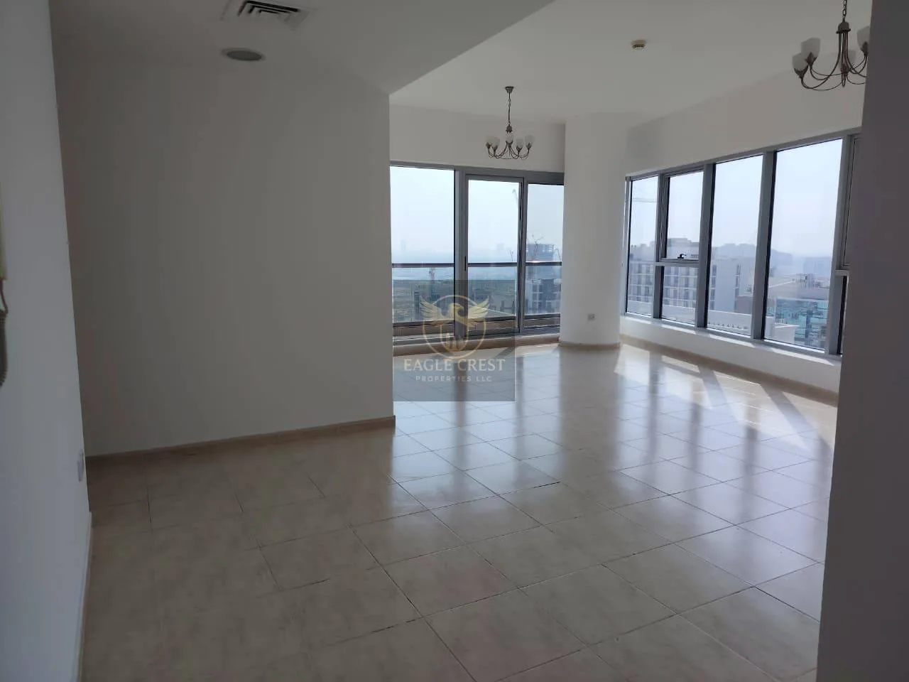 Vacant | Huge Layout | Well Maintained | w/Balcony, photo 4