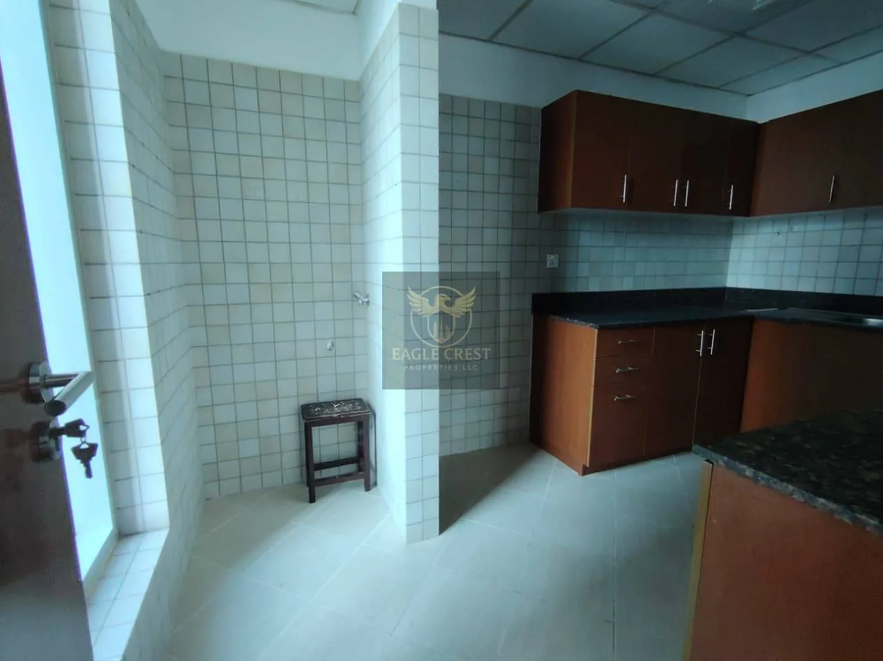 Vacant | Huge Layout | Well Maintained | w/Balcony, photo 13