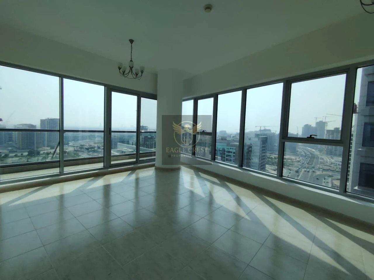 Vacant | Huge Layout | Well Maintained | w/Balcony, photo 2