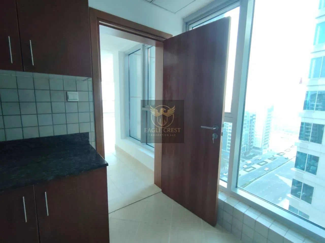 Vacant | Huge Layout | Well Maintained | w/Balcony, photo 9