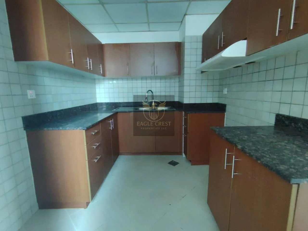 Vacant | Huge Layout | Well Maintained | w/Balcony, photo 7