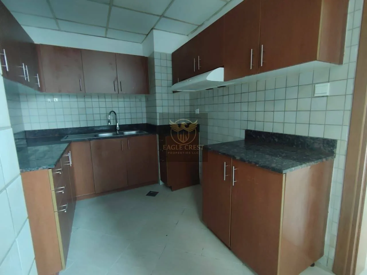 Vacant | Huge Layout | Well Maintained | w/Balcony, photo 11