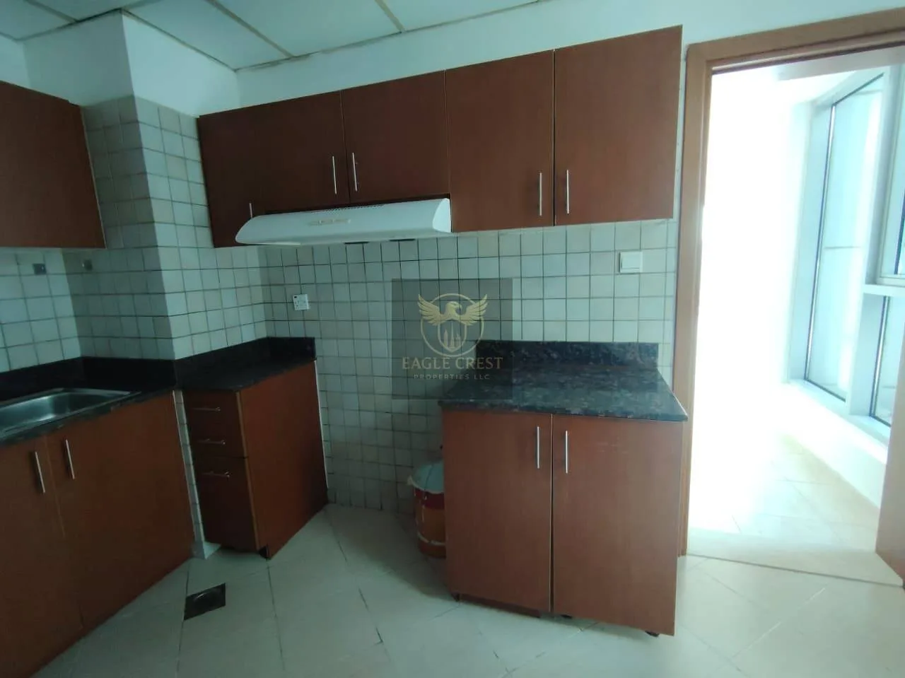 Vacant | Huge Layout | Well Maintained | w/Balcony, photo 8